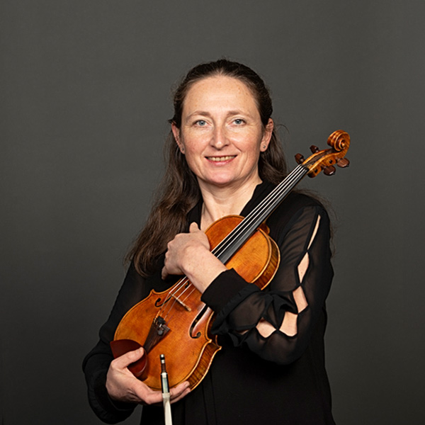 A portrait of Emanuela Nikiforova and her violin