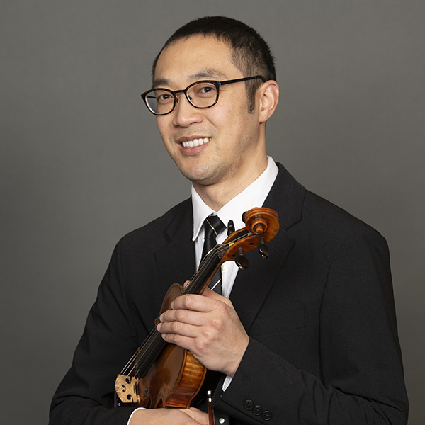A portrait of Thomas Yee and his instrument